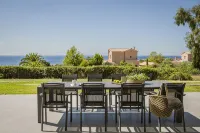 SUPERB LOCATION Luxury 5 bed villa, pool, sea view, beach / restaurants close by - บังกะโล