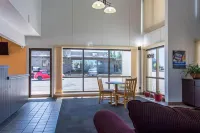 Motel 6 Madras, or Hotels in Madras