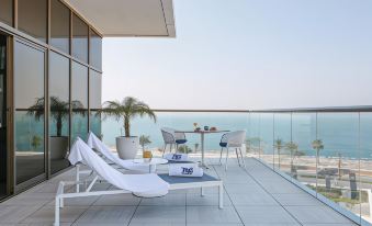TH8 Palm Vignette Collection, Beach Resort