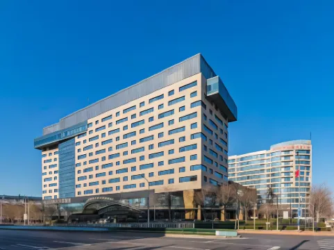 Four Points by Sheraton Beijing, Haidian Hotel Отели рядом с достопримечательностью «Nanhu Island»