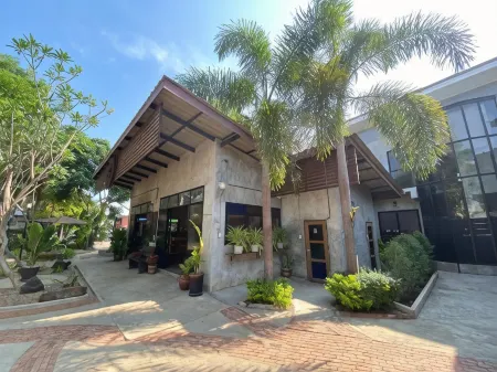 The Picturebook Guesthouse Отели рядом с достопримечательностью «Wat Don Kaeo»