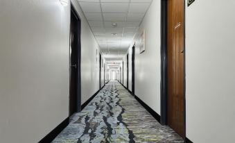 Super 8 by Wyndham Pratt