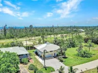 The Clubhouse - Fish, Bike and Relax in this spacious Home with a Hot Tub Hotels in Bokeelia