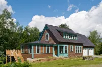 Lakefront Vacation Home on Lake Elmore فنادق في Elmore