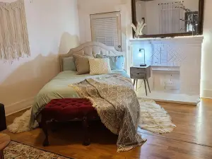 Cozy, Cute, Private Ozark Suite 5 Mins to Hospital