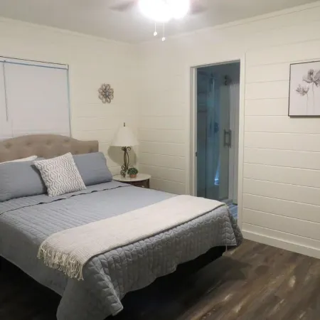 LAKEFRONT Retreat! <br>Escape To Lake Hartwell in this lakeside cottage!
