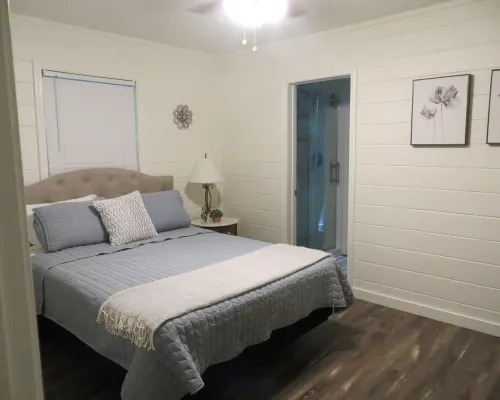 LAKEFRONT Retreat! <br>Escape To Lake Hartwell in this lakeside cottage! Hotels in Gumlog