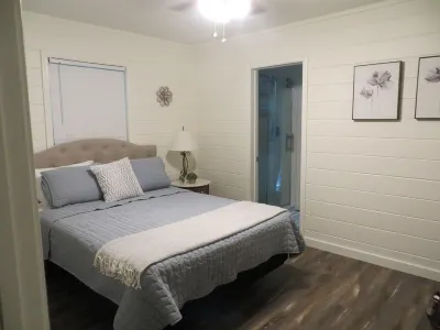 LAKEFRONT Retreat! <br>Escape To Lake Hartwell in this lakeside cottage!