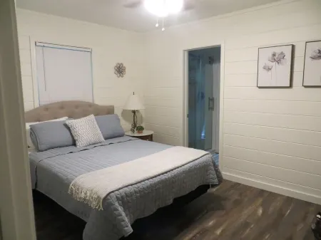 LAKEFRONT Retreat! <br>Escape To Lake Hartwell in this lakeside cottage! Отели в г. Гамлог