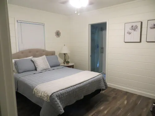 LAKEFRONT Retreat! <br>Escape To Lake Hartwell in this lakeside cottage!