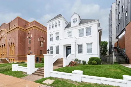 White House at Grand Central Отели рядом с достопримечательностью «The Gateway Arch»