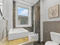 Le Sand & Stone Hotel Hotels near Quartier des spectacles