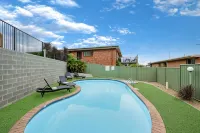 Sapphire Waters Motor Inn - Pools