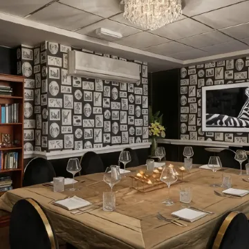 The Royal Adelaide Hotel Отели рядом с достопримечательностью «Dramatica»