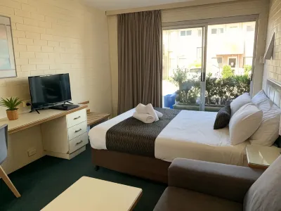Crest Motor Inn فنادق في كوينبيان