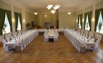 Gasthof Und Hotel Roter Hirsch