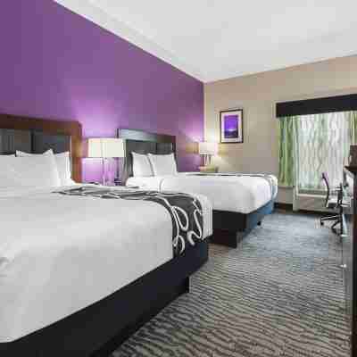 La Quinta Inn & Suites by Wyndham Pearland - Houston South Rooms