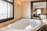 Le St-Martin Hotel & Suites فنادق في لافال