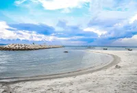 8 Boutique by the Sea
