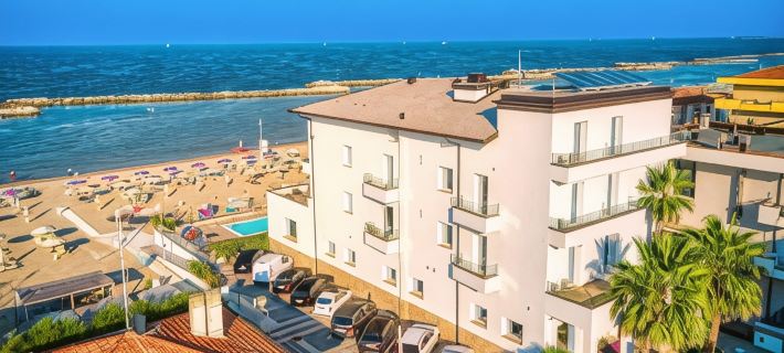 You & Me Beach Hotel Hotele w: Rimini