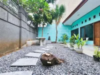 Homey Guesthouse Kertajaya (Syariah) Hotels in Pucang Sewu