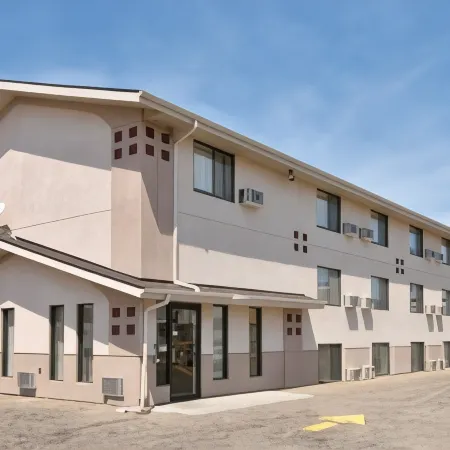 Super 8 by Wyndham Bismarck