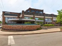 Stylish Retreat with Rooftop Lounge and Community Pool - Vibrant Escape