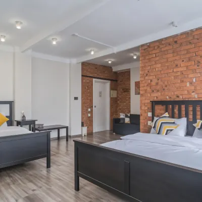 熱門地方青年旅舍 紅旗號紀念船附近的飯店