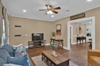 Broadmoor 3 Bed Pet Friendly Fenced Backyard