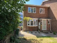 7 Mins to Gatwick Airport, Easy Commute to London! Comfortable King Size Bed! Các khách sạn ở Redhill