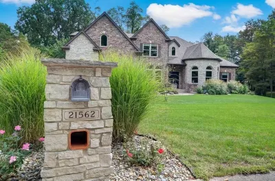 New!! Luxury Throughout. Sleeps 10. Just 5 Miles to ND. Theater. Bar. Hot Tub. Hotels in 