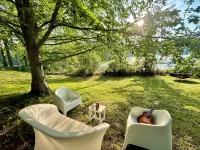 Enchanting Lake front chalet with backyard and fire pit. Dog friendly. Hotels in Kent