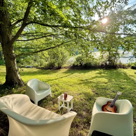 Enchanting Lake front chalet with backyard and fire pit. Dog friendly.