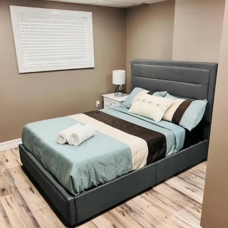 Cozy and sparkling 2 Bedroom Suite Отели в г. Китченер