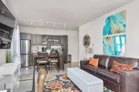 Beautiful 1-Bedroom Apartment@Walk to Uptown@Fast WiFi@In-Unit W/D - Apartemen
