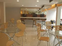 Nantra Ploenchit Hotel Các khách sạn gần Trung tâm mua sắm Central Embassy
