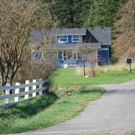 Stunning views, 6-Bedroom Farmhouse with beach access and mooring