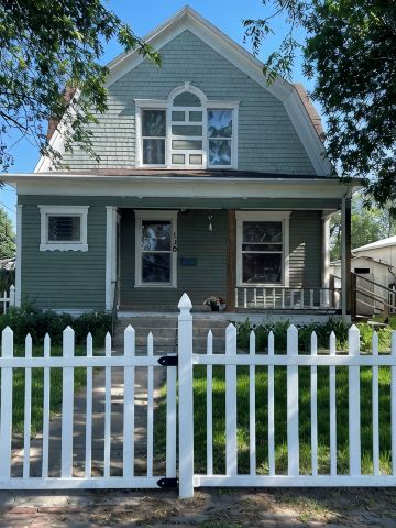 Centrally located spacious house in Valentine, 4 bedrooms, 5 beds, sleeps 8