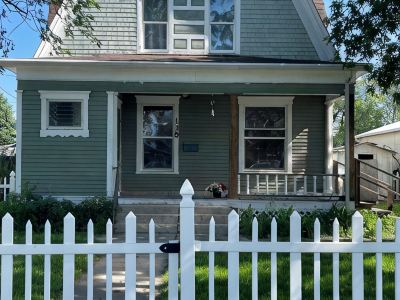Centrally located spacious house in Valentine, 4 bedrooms, 5 beds, sleeps 8