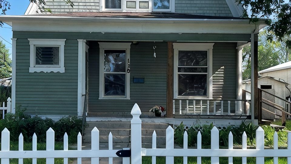 Centrally located spacious house in Valentine, 4 bedrooms, 5 beds, sleeps 8
