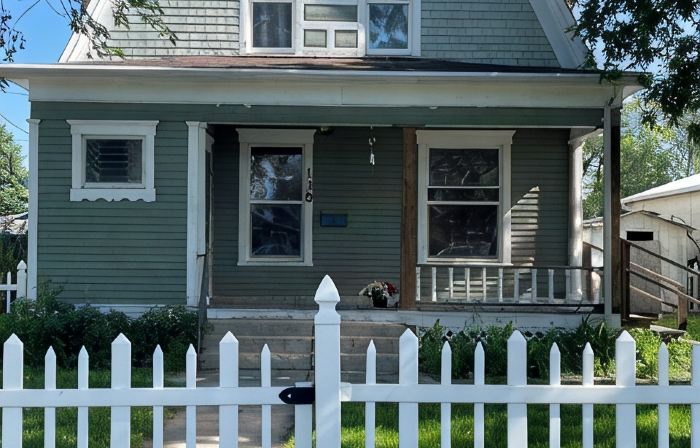 Centrally located spacious house in Valentine, 4 bedrooms, 5 beds, sleeps 8
