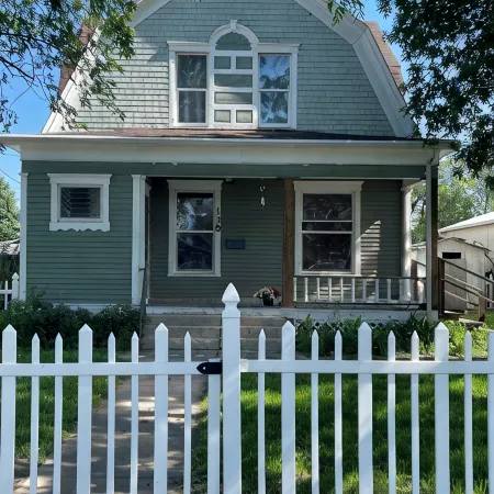 Centrally located spacious house in Valentine, 4 bedrooms, 5 beds, sleeps 8