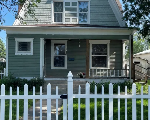 Centrally located spacious house in Valentine, 4 bedrooms, 5 beds, sleeps 8 Hotels in Cherry County