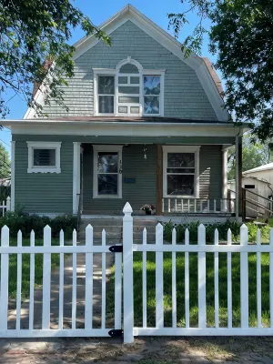 Centrally located spacious house in Valentine, 4 bedrooms, 5 beds, sleeps 8