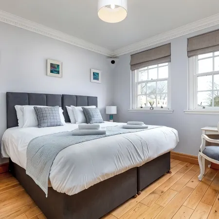 Superior, central 3-bedroom apartment with parking in charming St Andrews