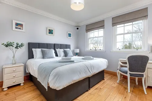 Superior, central 3-bedroom apartment with parking in charming St Andrews - Apartments