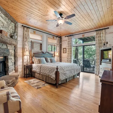 Rustic mountain cabin. Pet-friendly, 3 story, 4 bedrooms, hot tub & kids' zone ⛰