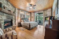 Rustic mountain cabin. Pet-friendly, 3 story, 4 bedrooms, hot tub & kids' zone ⛰ - Balcony
