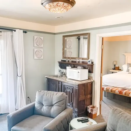 #7 Jacuzzi tub-Balcony- Historic Downtown suite
