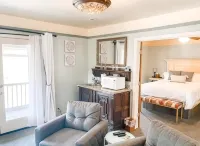 #7 Jacuzzi tub-Balcony- Historic Downtown suite